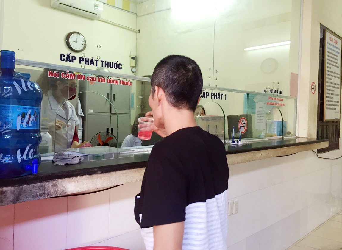 Bệnh nhân nhận thuốc uống tại Cơ sở điều trị Methadone TP Cẩm Phả. Tháng 11/2019.