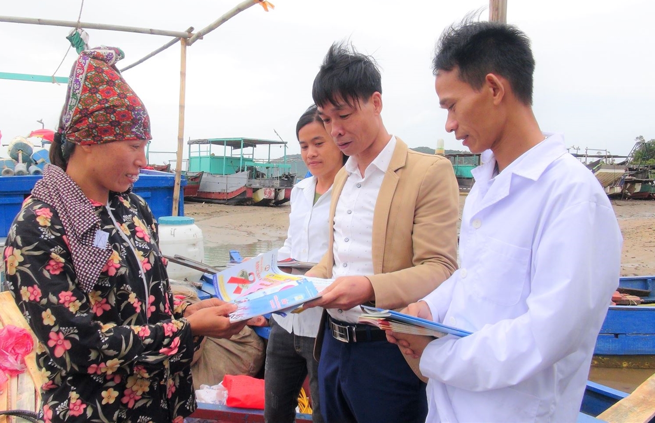 Cán bộ Trung tâm Kiểm soát bệnh tật Quảng Ninh tuyên truyền phòng chống HIV cho ngư dân xã đảo Vĩnh Thực, TP Móng Cái.
