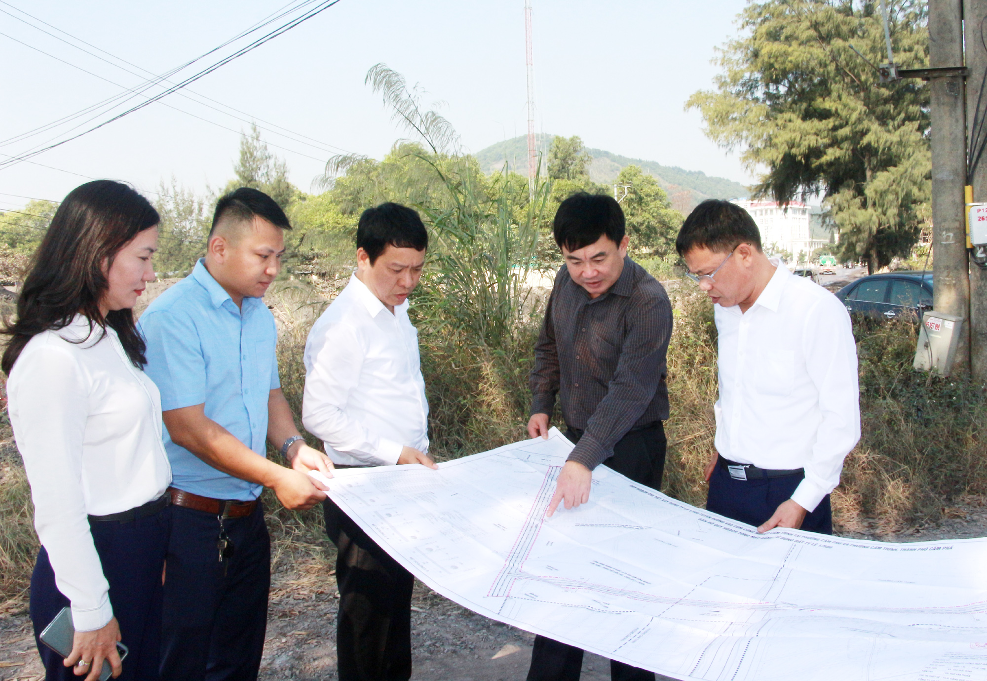 Đồng chí Ngô Hoàng Ngân, Phó Bí thư Thường trực Tỉnh ủy, kiểm tra tiến độ thi công Cụm công nghiệp Cẩm Thịnh.