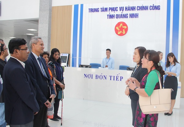 Đồng chí Nguyễn Hải Vân, Phó Giám đốc Trung tâm PVHCC tiếp đón đoàn cán bộ của Bộ Phúc lợi Băng la đét.