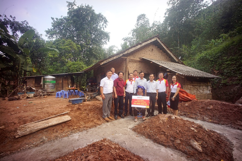 Bà Chìu Kim Tuyến, xã Thanh Sơn (bị mù nhiều năm) nhận hỗ trợ 50 triệu đồng từ các nhà tài trợ trên nền móng ngôi nhà mới, dịp đầu tháng 10/2019.