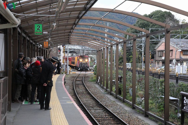 Tuyến đường sắt ngắm cảnh Sagano được khai thông vận hành từ tháng 4 năm 1991, là tuyến tàu phục vụ du lịch nối giữa 2 địa phương Saga và Kameoka thuộc cố đô Kyoto, Nhật Bản.