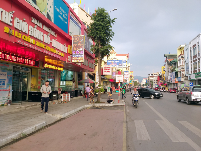 Các tuyến đường nội thị TP Uông Bí được đầu tư nâng cấp sáng, xanh, sạch, đẹp tạo điều kiện cho phát triển dich vụ - thương mại