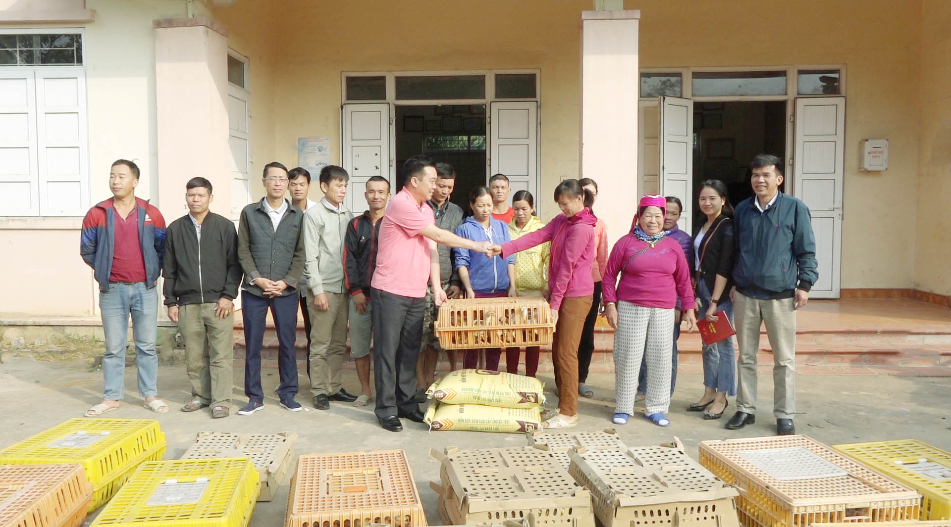 Lãnh đạo Hội Nông dân tỉnh trao gà giống và thức ăn chăn nuôi cho các hộ nghèo.