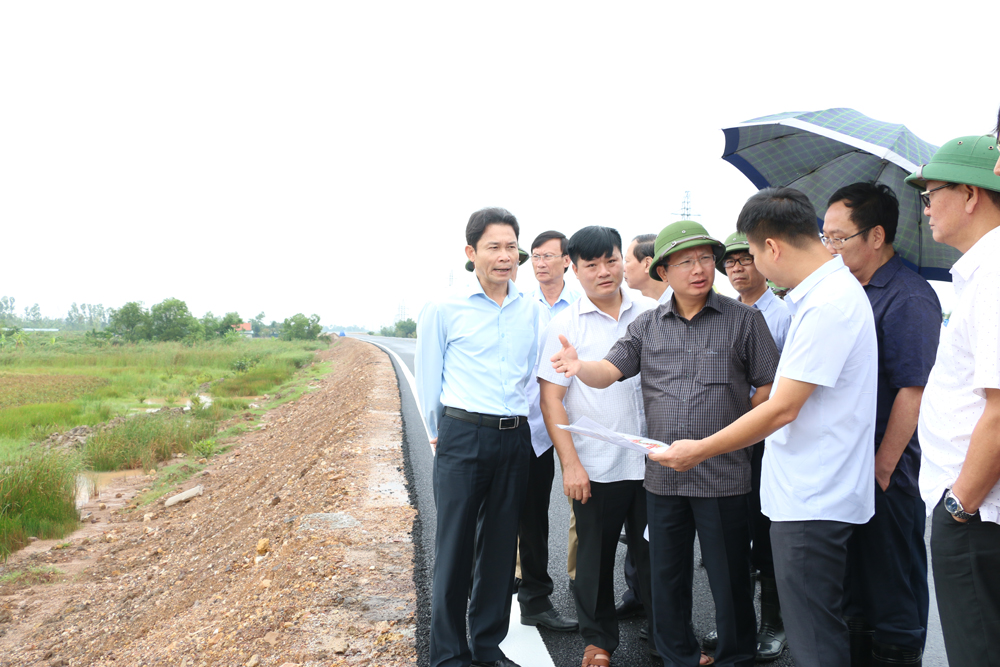 Phó Chủ tịch UBND tỉnh Cao Tường Huy kiểm tra công tác GPMB Dự án Phát triển tổ hợp cảng biển và khu công nghiệp tại khu vực Đầm Nhà Mạc vào ngày 8/10/2019. Ảnh: Phạm Tăng.