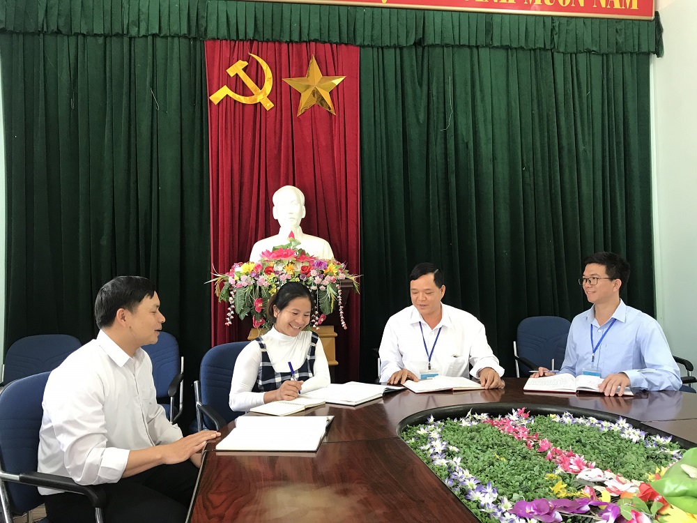 Phó Bí thư Đảng ủy xã Tằng Văn Hồng (thứ ba, từ trái sang) trò chuyện, nắm bắt tâm tư nguyện vọng của quần chúng ưu tú.