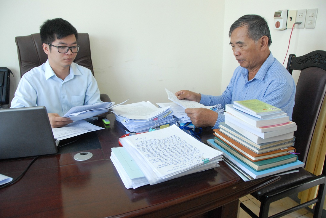 Cán bộ cơ quan Kiểm tra - Thanh tra huyện Đầm Hà rà soát hồ sơ lưu trữ của các cuộc kiểm tra, giám sát và thi hành kỷ luật Đảng năm 2019.