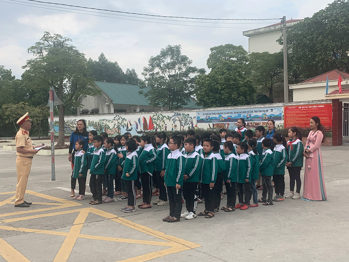 Cán bộ Tổ CSGT đường sắt tuyên truyền Luật Giao thông đường sắt cho các em học sinh Trường Tiểu học Phương Đông B (Uông Bí) 