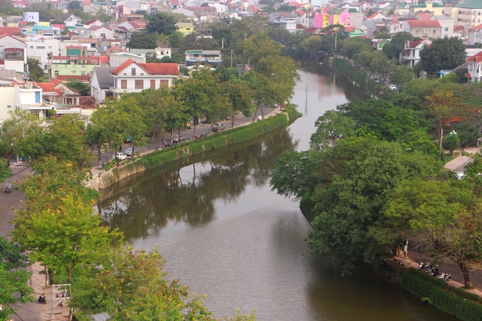 Con đường Phan Chu Trinh, Phan Đình Phùng hai bên bờ sông An Cựu rợp bóng mát bởi cây xanh.
