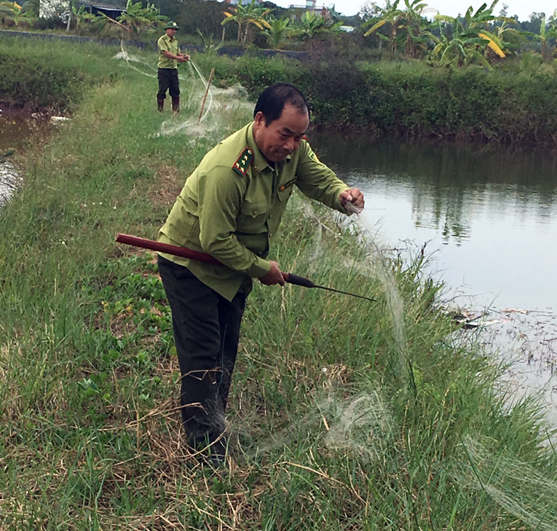 Lực lượng kiểm lâm TP Móng Cái thu giữ lưới săn chim tại xã Hải Tiến.