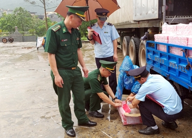 CBCS Đồn Biên phòng Quảng Đức phối hợp kiểm tra hàng hóa XNK qua cửa khẩu Bắc Phong Sinh để ngăn chặn hành vi vi phạm pháp luật.