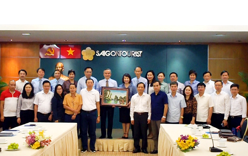 Đồng chí Vũ Thị Thu Thủy, Phó Chủ tịch UBND tỉnh Quảng Ninh, trao quà lưu niệm cho Tổng Công ty Du lịch Sài Gòn.