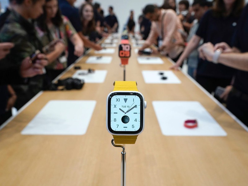Apple Watch Series 5 có giá khởi điểm 399 USD... (Ảnh: Tony Avelar/AP)