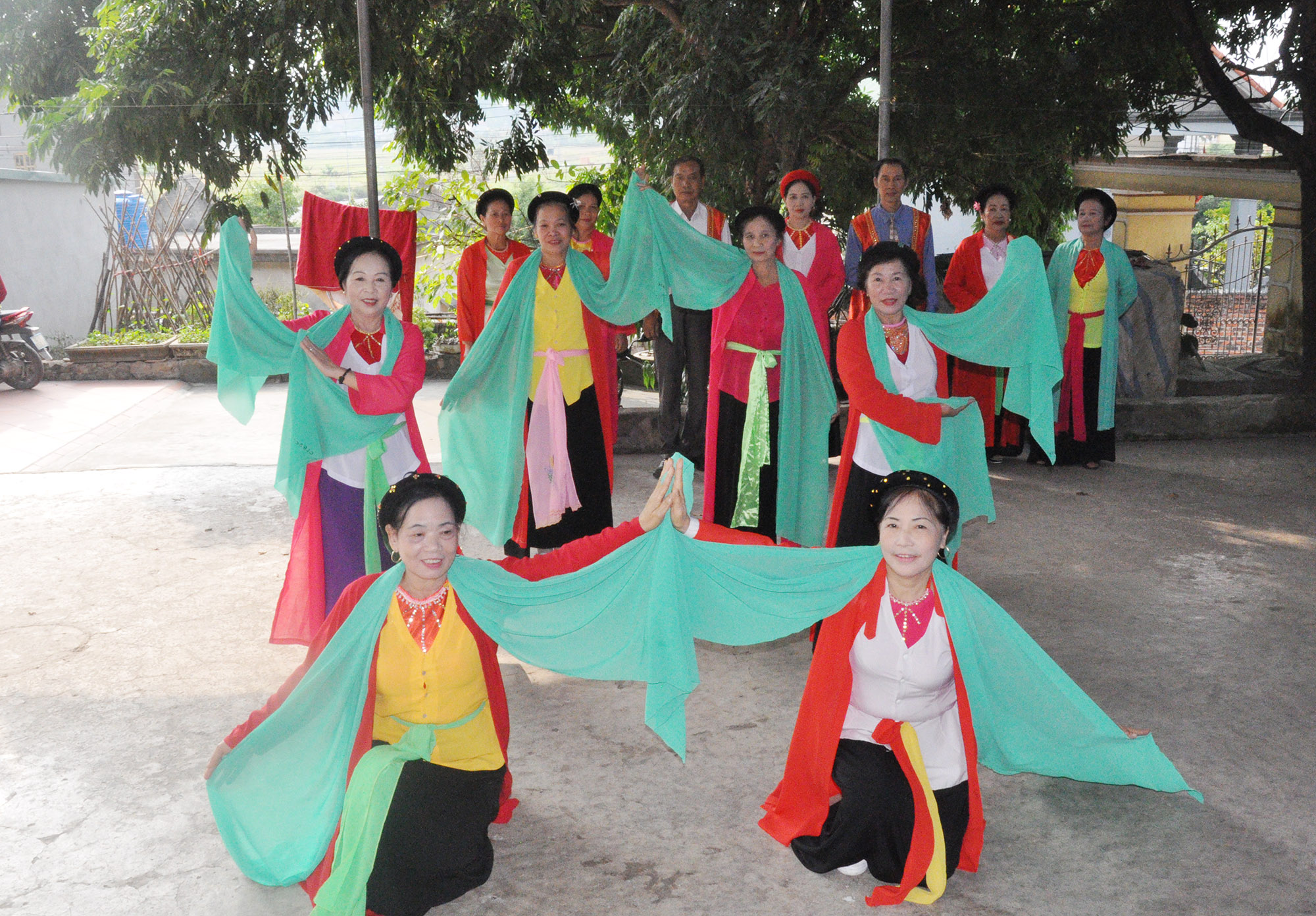 Các thành viên CLB Dân ca Chèo thị xã Đông Triều tập luyện múa...