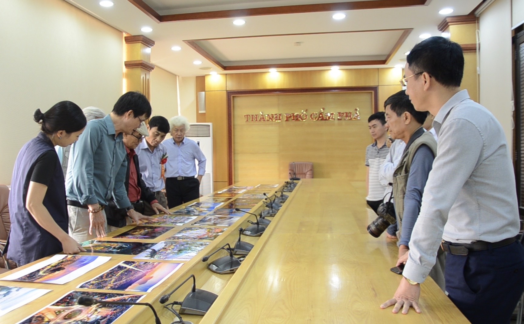 Cuộc thi ảnh đẹp Cẩm Phả 2019 là một trong những hoạt động thiết thực giáo dục truyền thống, lịch sử Đảng bộ TP Cẩm Phả (Trong ảnh: Ban tổ chức tiến hành chấm các tác phẩm dự thi. Ảnh: Vũ Hiền-CTV)