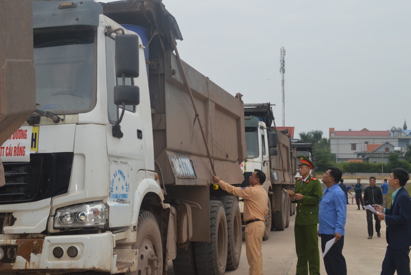Đội CSGT- TT Công an huyện phối hợp Ban ATGT huyện kiểm tra kích thước thành thùng các phương tiện vận tải vận chuyển đất đá trên địa bàn huyện Vân Đồn