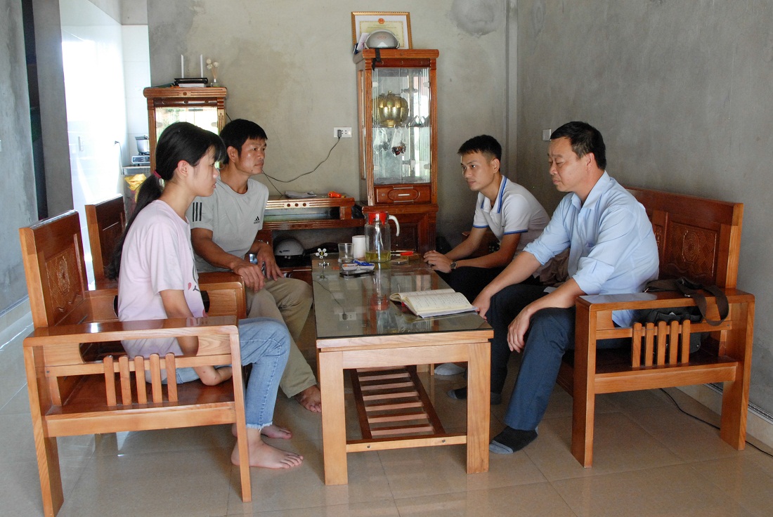 Cán bộ xã Đồn Đạc (huyện Ba Chẽ) tuyên truyền chinh sách giảm nghèo tại các hộ dân trong thôn Làng Mô của xã.