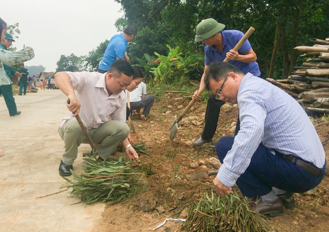 Cán bộ, nhân dân xã Nam Sơn (huyện Ba Chẽ) tham gia dọn vệ sinh, trồng hoa dọc tuyến đường trục thôn Khe Tâm của xã, hưởng ứng đợt phát động của Khối MTTQ và các tổ chức CT-XH huyện tháng 10/2019.