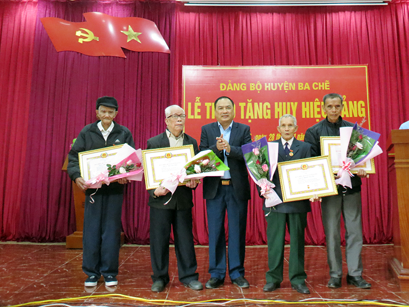 Thừa ủy quyền, lãnh đạo huyện Ba Chẽ trao Huy hiệu Đảng cho các đảng viên