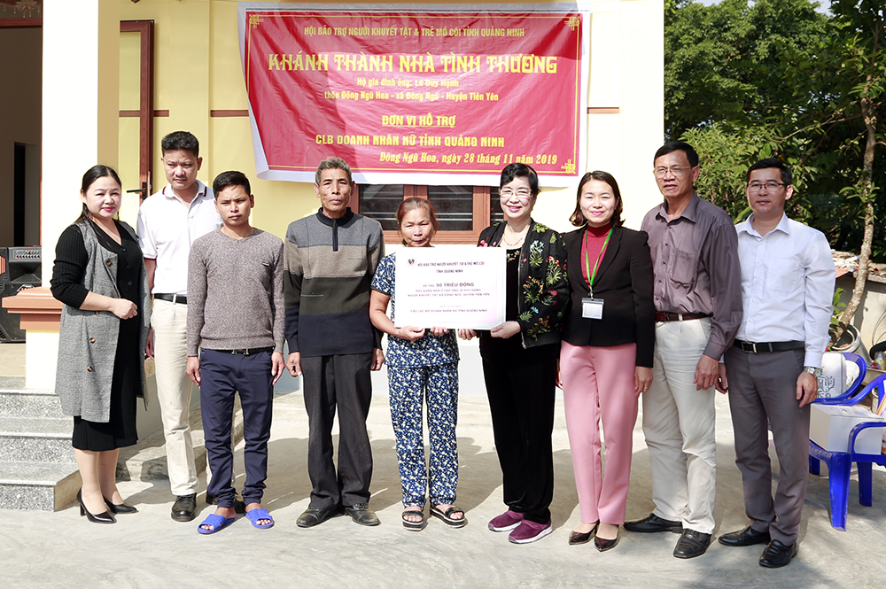 Đại diện CLB Doanh nhân nữ tỉnh Quảng Ninh trao tiền hỗ trợ cho gia đình ông Lê Duy Hạnh