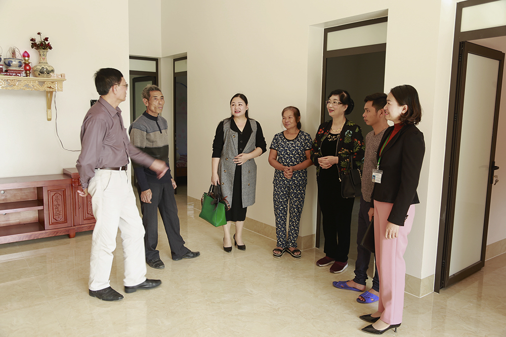 Lãnh đạo Hội Bảo trợ Người Khuyết tật và Trẻ Mồ côi tỉnh cùng đại diện doanh nghiệp, chính quyền địa phương thăm quan ngôi nhà mới của gia đình ông Hạnh