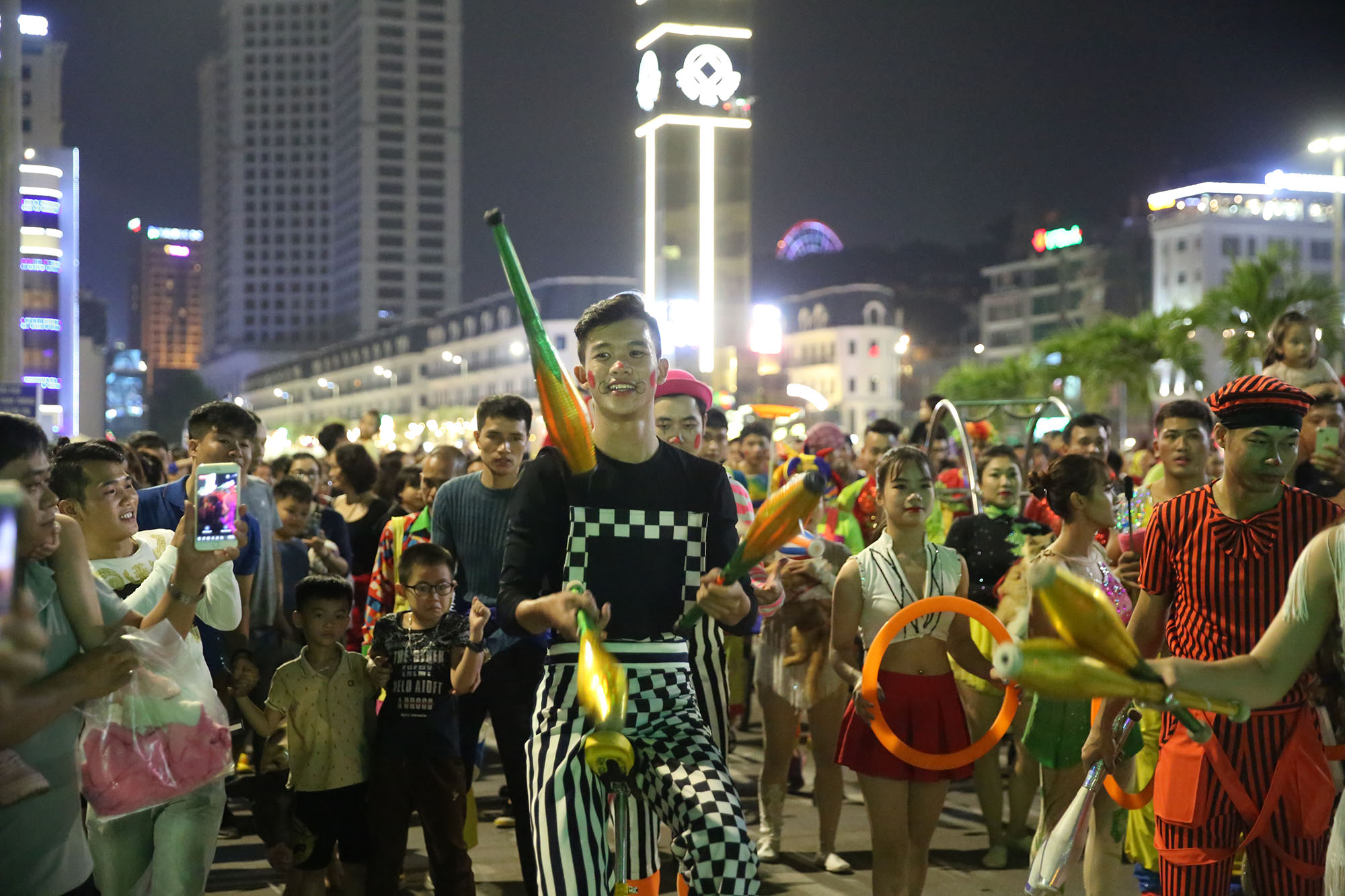 diễu hành xiếc nghệ thuật đường phố là hoạt động mở màn cho Liên hoan Xiếc quốc tế - Hạ Long 2019