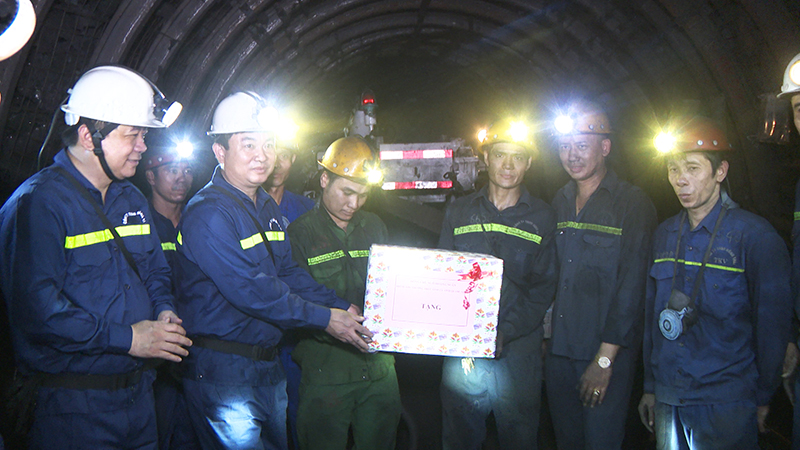 Đồng chí Ngô Hoàng Ngân, Phó Bí thư Thường trực Tỉnh ủy tặng quà phân xưởng K26 Công ty than Uông Bí - TKV