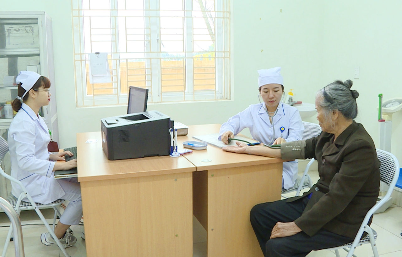 Người dân đến khám, chữa bệnh tại trạm y tế phường Hồng Phong, TX Đông Triều.