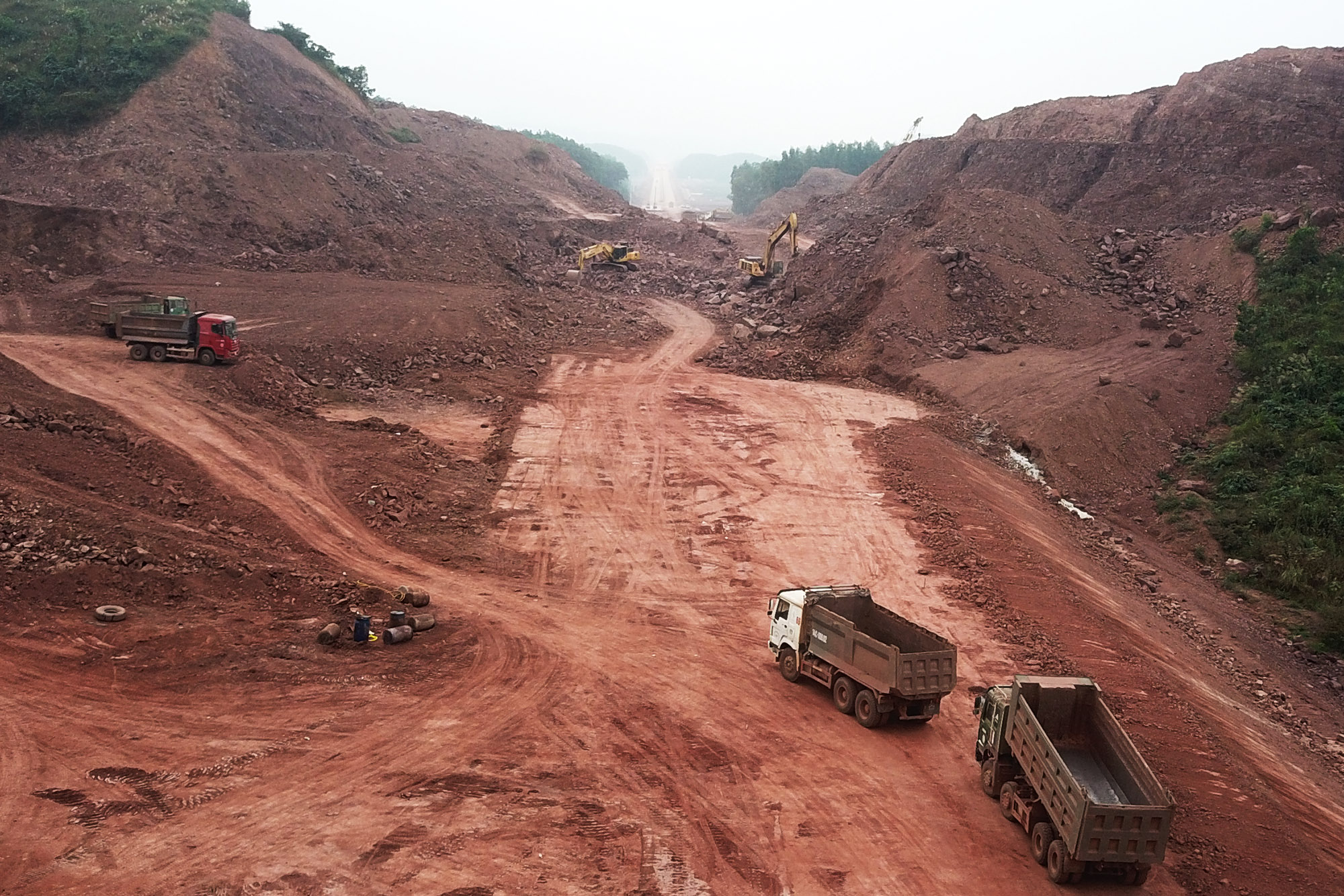 Vị trí đồi đoạn đầu tuyến tại xã Bình Dân, huyện Vân Đồn đang được nhà thầu tập trung đào, đắp nền đường.