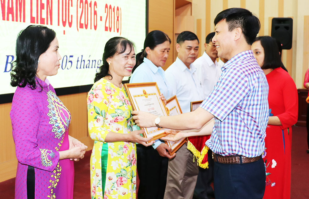 Lãnh đạo TP Uông Bí khen thưởng đại diện các gia đình đạt danh hiệu Gia đình văn hóa 3 năm liên tục 2016 - 2018