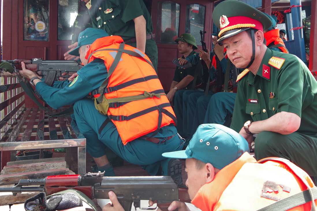 Đại tá Nguyễn Trung Trịnh, Chính ủy Bộ CHQS tỉnh, kiểm tra lực lượng dân quân biển Vân Đồn tham gia huấn luyện thực nghiệm phục vụ đề tài nghiên cứu của Bộ Quốc phòng.