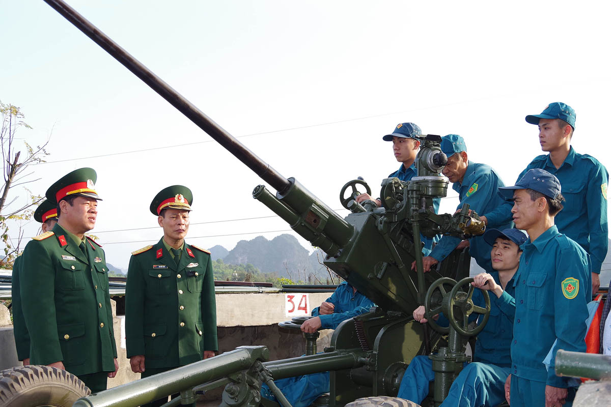 Đại tá Lê Văn Long, Phó Chỉ huy trưởng, Tham mưu trưởng Bộ CHQS tỉnh, kiểm tra công tác sẵn sàng chiến đấu tại Đại đội pháo 37mm, Công ty Tuyển Than Hòn Gai.