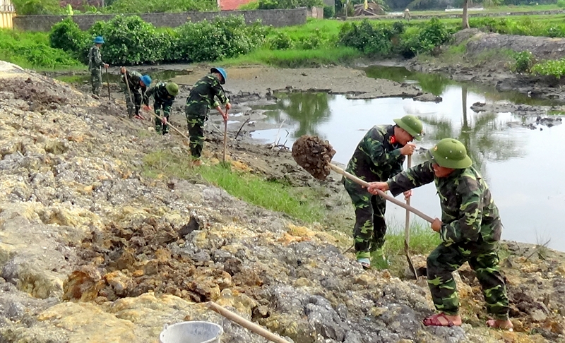 Lực lương vũ trang huyện Hoành Bồ ra quân giúp người dân xã Đồng Sơn cải tạo hệ thống thủy lợi, góp phần xây dựng hạ tầng kinh tế - xã hội.