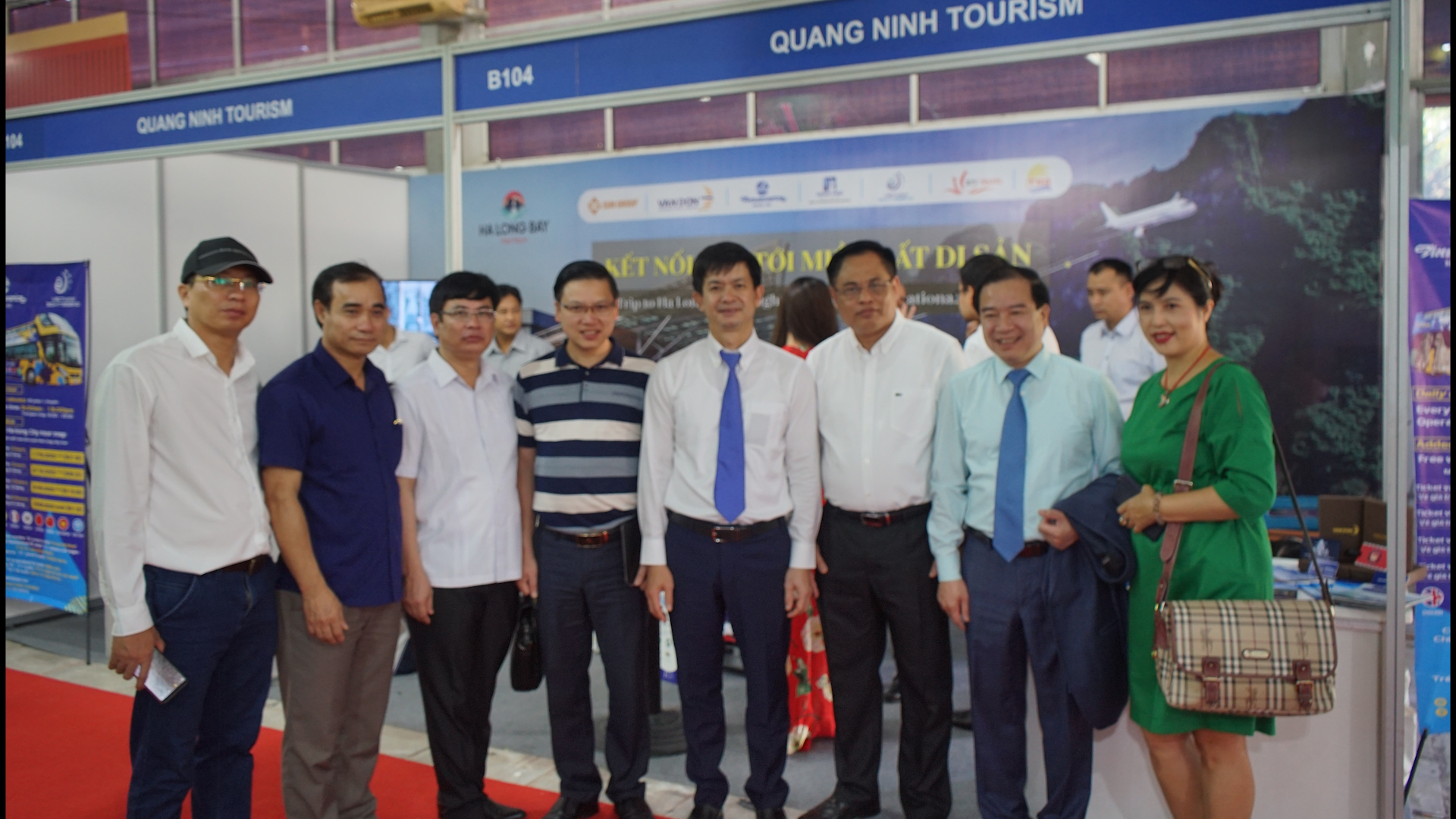 Đồng chí Lê Quang Tùng, Thứ trưởng Bộ Văn hóa, Thể thao và Du lịch tới thăm gian hàng của tỉnh Quảng Ninh