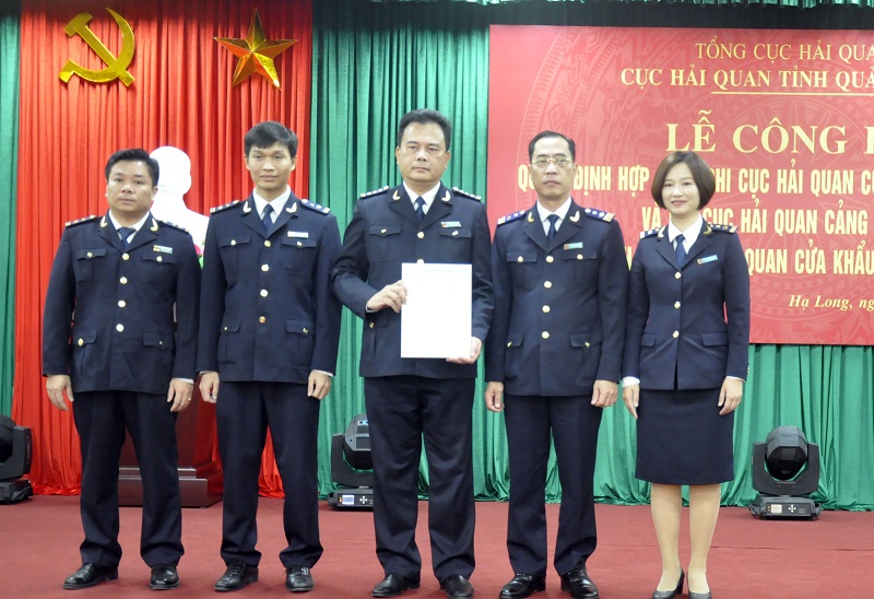 Lãnh đạo Cục Hải quan Quảng Ninh trao quyết định hợp nhất 2 đơn vị Chi cục hải quaChi cục Hải quan cửa khẩu cảng Hòn Gai n th