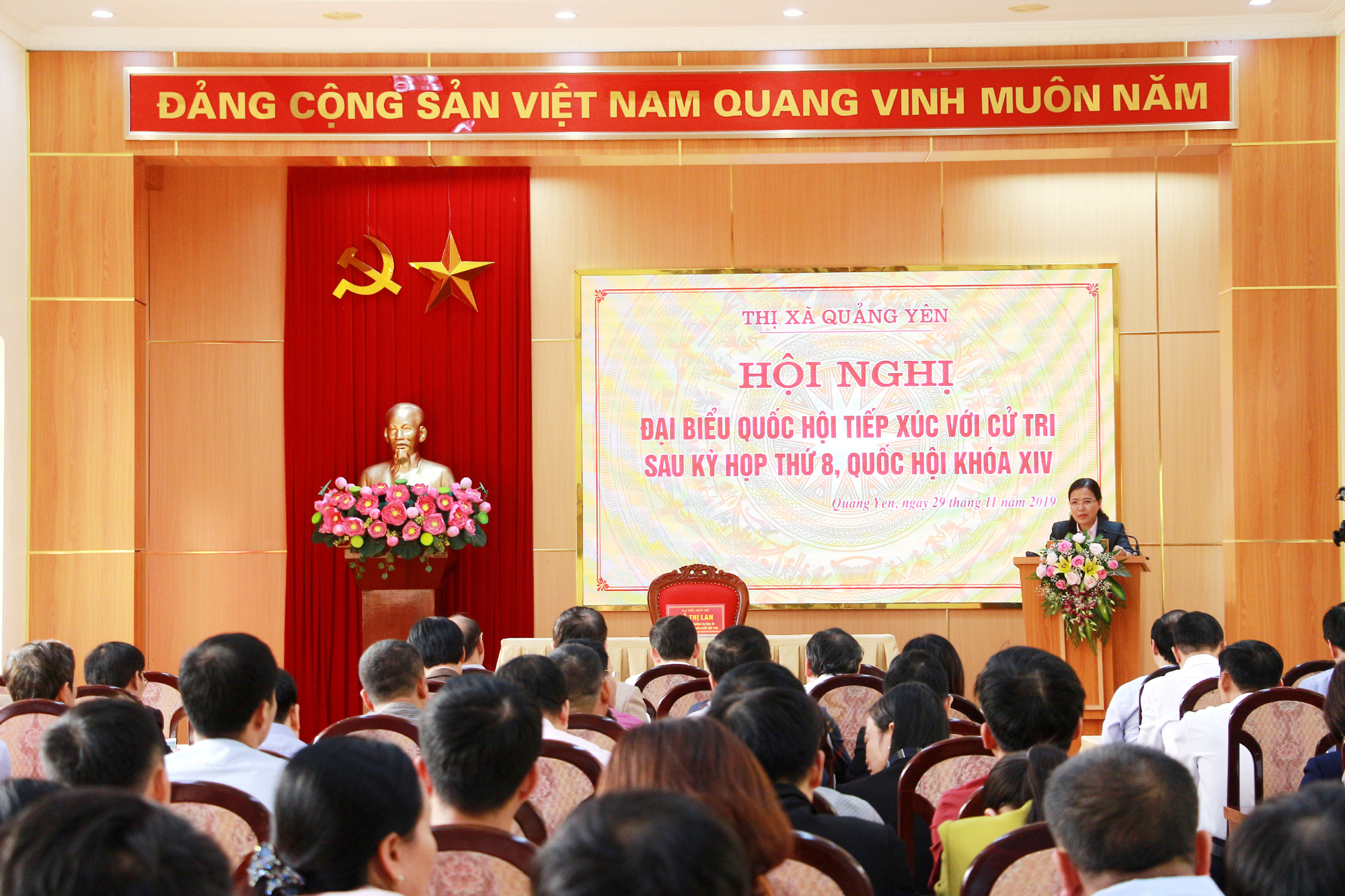 Đồng chí Đỗ Thị Lan, Trưởng Đoàn ĐBQH tỉnh, tiếp xúc cử tri TX Quảng Yên.