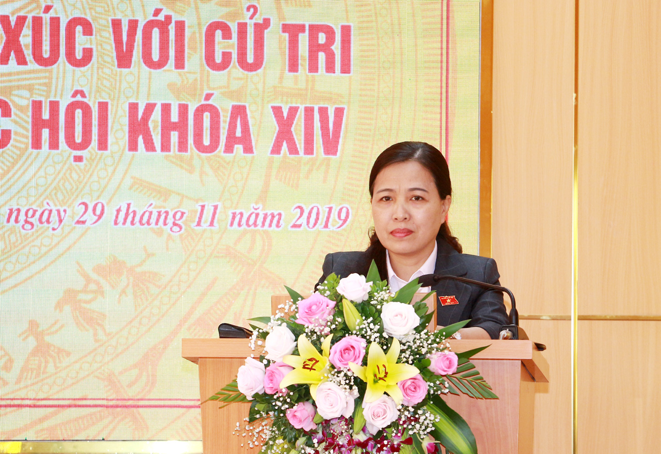 Đồng chí Đỗ Thị Lan, Trưởng Đoàn ĐBQH tỉnh, phát biểu tại buổi tiếp xúc cử tri.