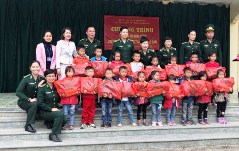 Phụ nữ BĐBP tặng quà cho học sinh trường TH&THCS Bắc Sơn, Móng Cái 