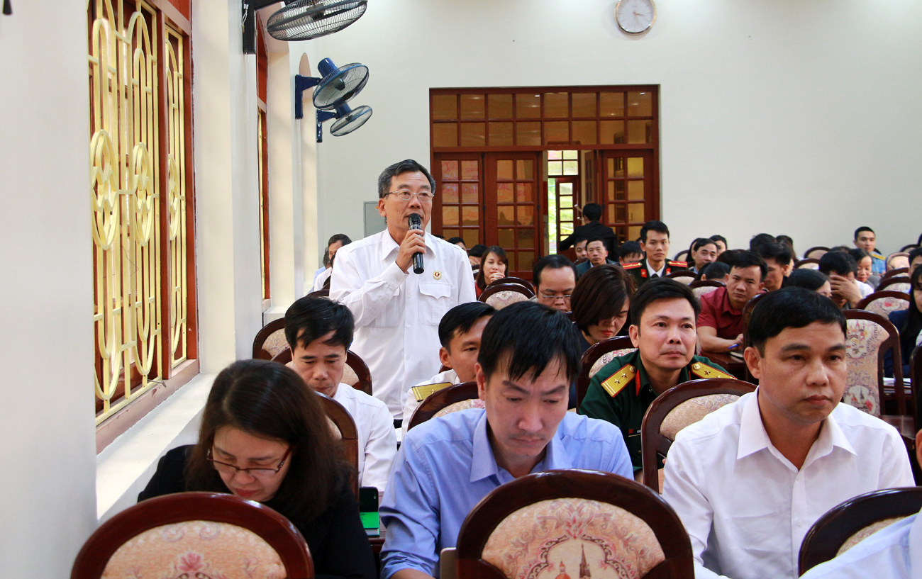 Cử tri TX Quảng Yên phát biểu tại buổi tiếp xúc cử tri.