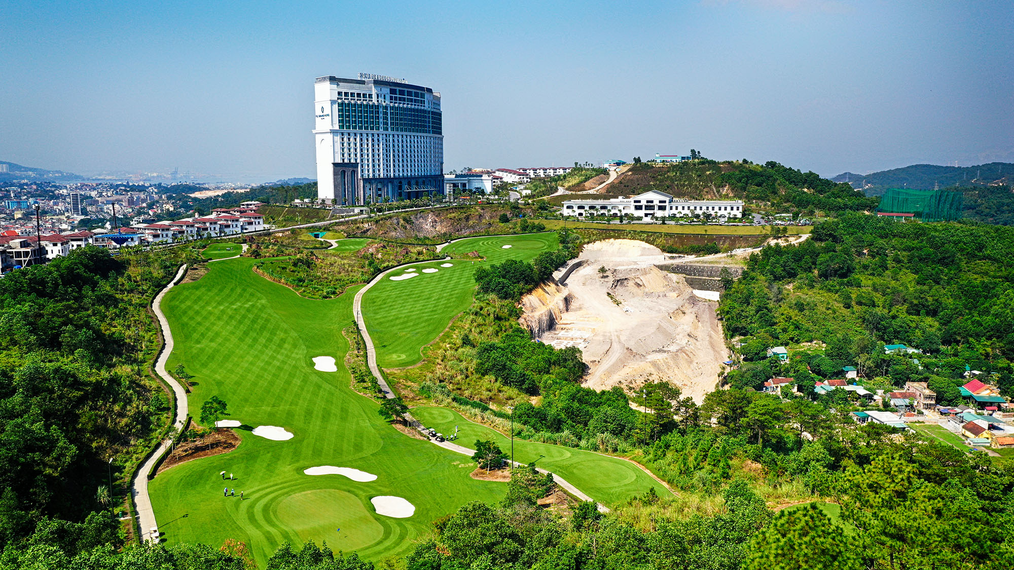 Nằm trong khu du lịch nghỉ dưỡng FLC, với địa hình, khung cảnh thiên nhiên độc đáo mang đến cho golf thủ nhiều trải nghiệm thú vị, sân golf đạt tiêu chuẩn quốc tế - FLC Ha Long Golf Club là địa điểm thi đấu được ưu ái lựa chọn cho nhiều giải golf tầm cỡ.