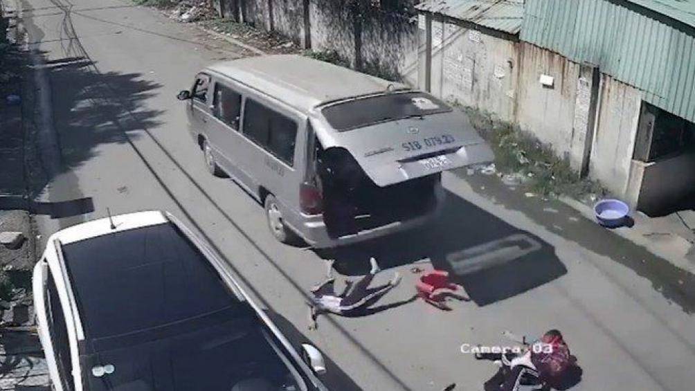 Hình ảnh chiếc xe ở Đồng Nai bị bung cửa sau khi đang chạy, làm rơi 3 học sinh
