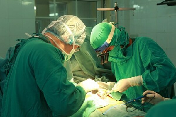 Bác sĩ phẫu thuật tim cho bệnh nhân tại Bệnh viện Tim Hà Nội. Ảnh: Thu Trang.