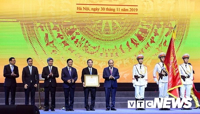   Thủ tướng trao Huân chương Lao động hạng Nhất cho Bộ trưởng Chu Ngọc Anh.