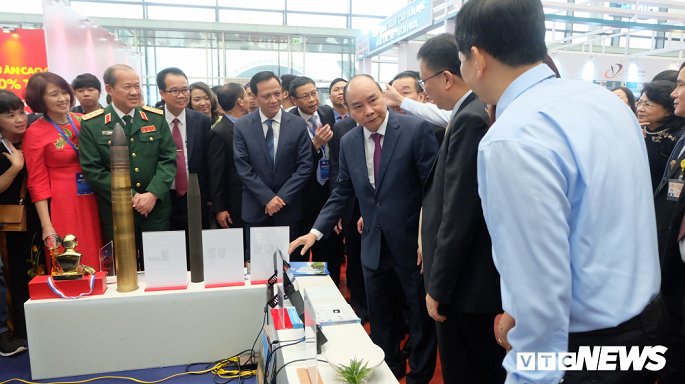 Thủ tướng thăm các gian hàng tại triển lãm nhân kỷ niệm 60 năm thành lập Bộ Khoa học và Công nghệ.