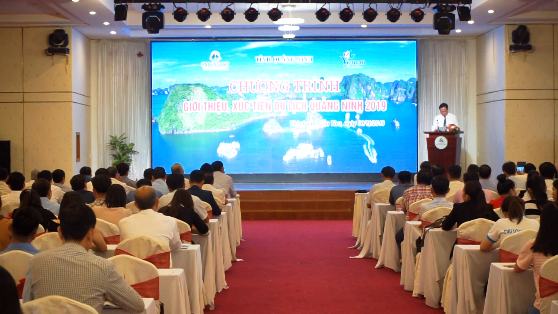 Đồng chí Vũ Ngọc Thủy, Giám đốc Sở Du lịch giới thiệu về tiềm năng và thế mạnh du lịch Quảng Ninh 