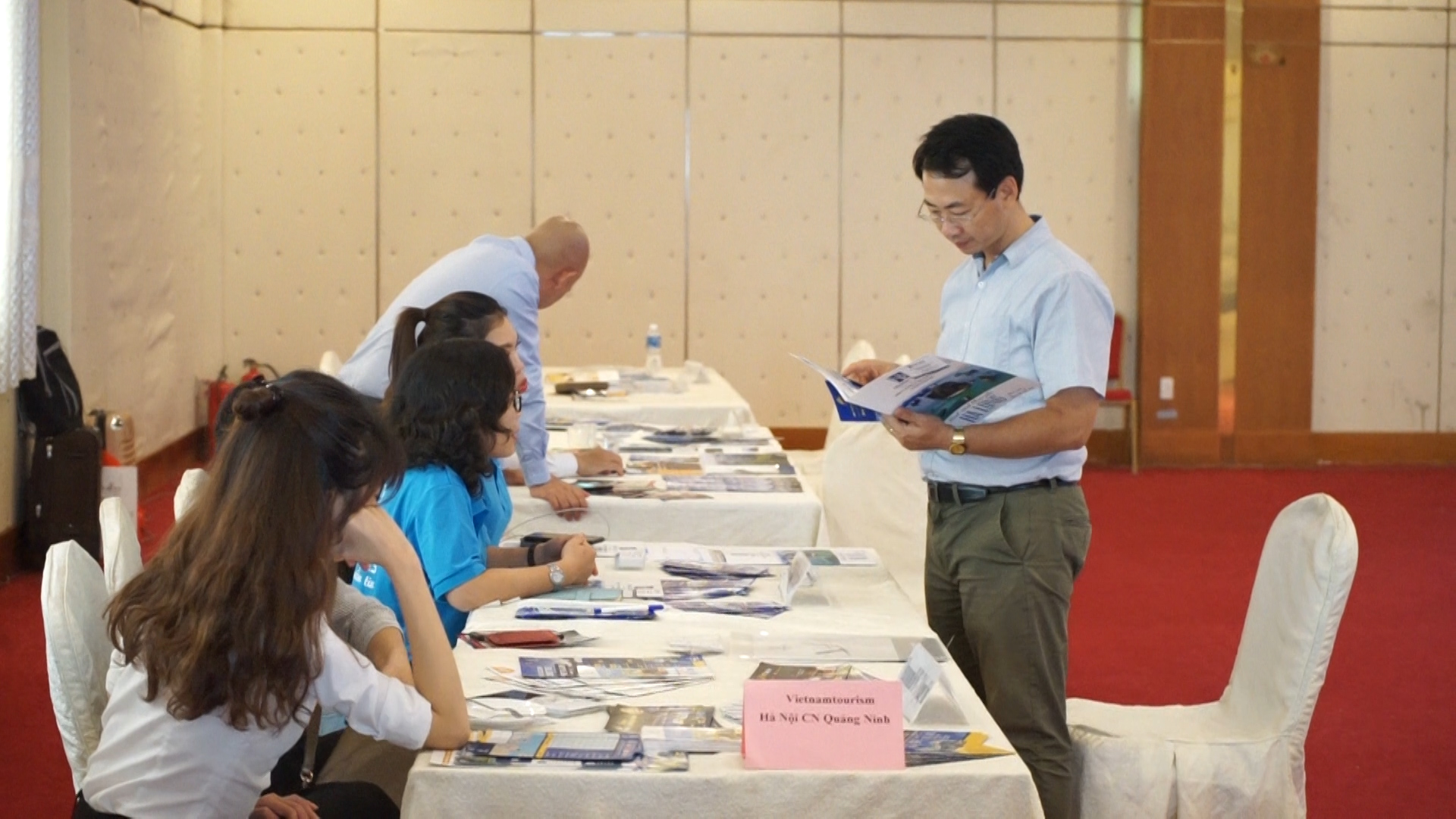 Doanh nghiệp du lịch Quảng Ninh trưng bày các ấn phẩm giới thiệu sản phẩm du lịch tới các doanh nghiệp du lịch tại TP Cần Thơ