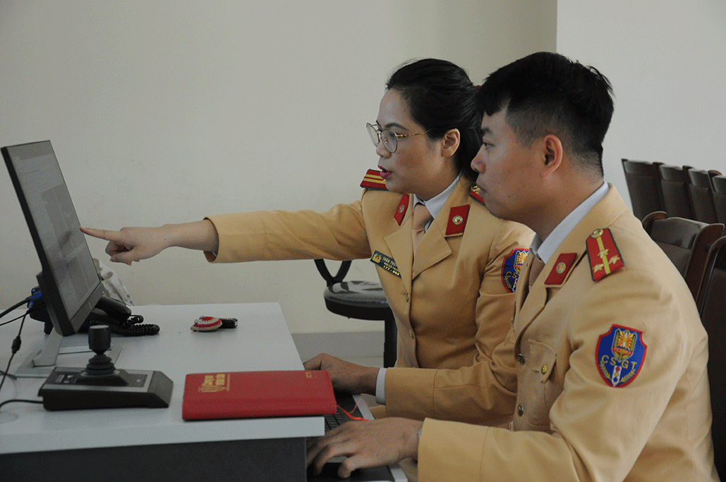 Cán bộ CSGT theo dõi phương tiện qua màn hình tại Phòng CSGT đường bộ, đường sắt Công an tỉnh Quảng Ninh 