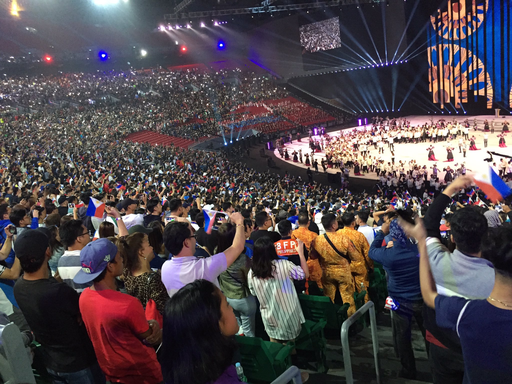 Philippine Arena không còn 1 chỗ trống.