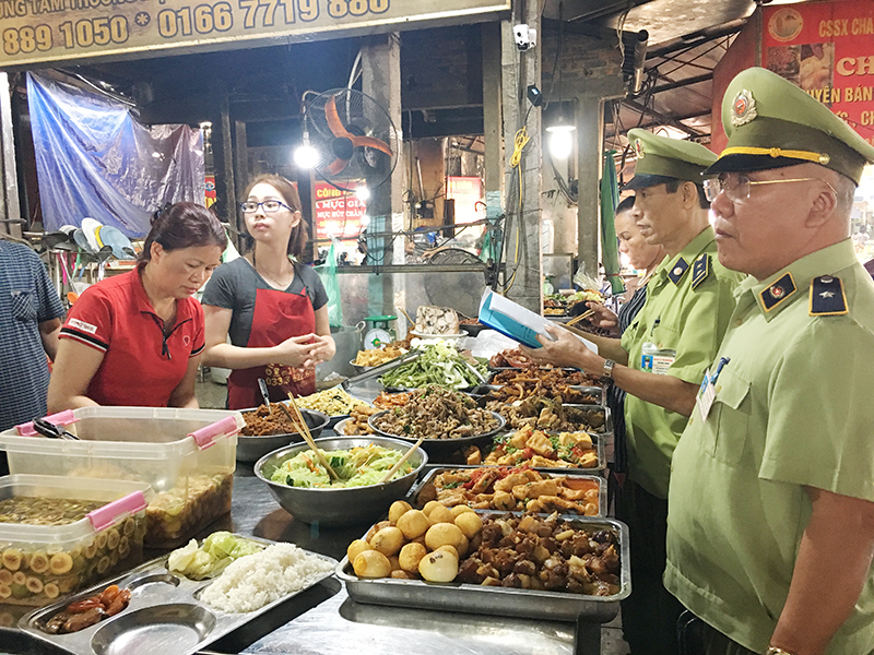 Lực lượng Quản lý thị trường kiểm tra ATTP tại chợ Loong Tòong.