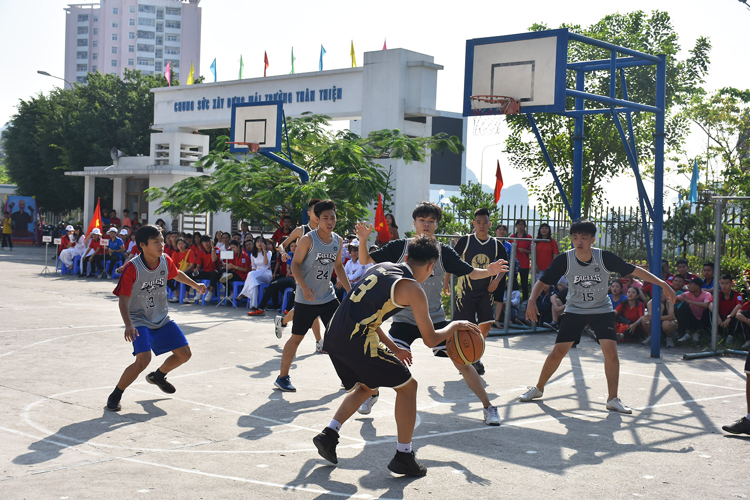Học sinh Trường TH-THCS-THPT Lê Thánh Tông, TP Hạ Long thi đấu bóng rổ tại Hội Khỏe phù đổng cấp trường. Ảnh: Minh Đức.